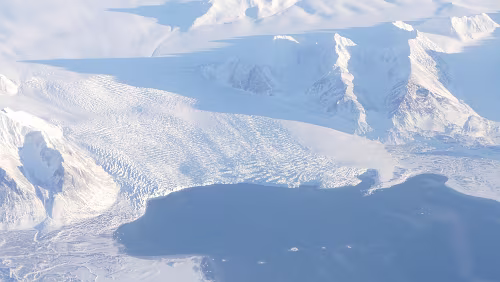 Tromsø – Longyearbyen Ein mächtiger Gletscher.
