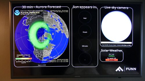 Tromsø – Longyearbyen Ganz ungewohnt, die Anzeige wann die Sonne wieder erscheint zeigt nichts an, sie ist ja längst wieder da.