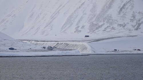 Fjordcruise towards the Esmark Glacier & Barentsburg Die Hütten liegen unweit des Flughafens von LYR.