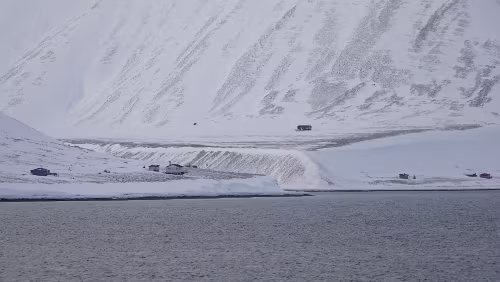 Fjordcruise towards the Esmark Glacier & Barentsburg Die Hütten liegen unweit des Flughafens von LYR.