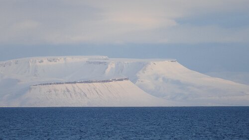 Fjordcruise towards the Esmark Glacier & Barentsburg Naja, das sind halt irgendwelche Berge. Noch in der Nähe von Longyearbyen.