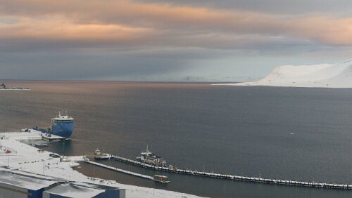 Fjordcruise towards the Esmark Glacier & Barentsburg Die „Billefjord“ liegt im Hafen bereit, also nicht das große Schiff hinten (das gehört dem Sysselmesteren), sondern das am langen Steg unten.