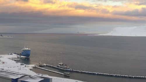 Fjordcruise towards the Esmark Glacier & Barentsburg Die „Billefjord“ liegt im Hafen bereit, also nicht das große Schiff hinten (das gehört dem Sysselmesteren), sondern das am langen Steg unten.