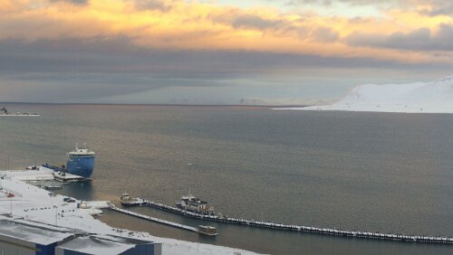Fjordcruise towards the Esmark Glacier & Barentsburg Die „Billefjord“ liegt im Hafen bereit, also nicht das große Schiff hinten (das gehört dem Sysselmesteren), sondern das am langen Steg unten.