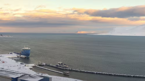 Fjordcruise towards the Esmark Glacier & Barentsburg Die „Billefjord“ liegt im Hafen bereit, also nicht das große Schiff hinten (das gehört dem Sysselmesteren), sondern das am langen Steg unten.