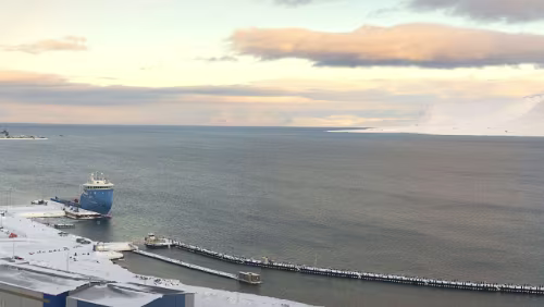 Fjordcruise towards the Esmark Glacier & Barentsburg Man sieht die „Billefjord“ noch als kleinen Punkt links im Bild an der Landzunge.
