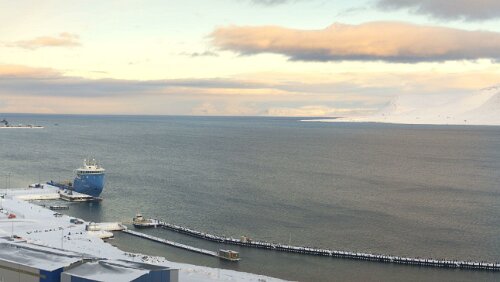Fjordcruise towards the Esmark Glacier & Barentsburg Man sieht die „Billefjord“ noch als kleinen Punkt links im Bild an der Landzunge.