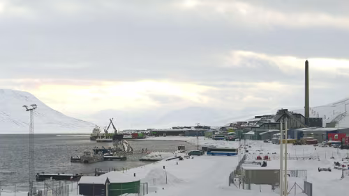 Fjordcruise towards the Esmark Glacier & Barentsburg Die „Billefjord“ liegt im Hafen bereit. Der Bus hat die Passagiere gerade an den Unterkünften abgeholt und wir steigen ein.