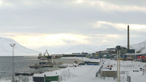 Fjordcruise towards the Esmark Glacier & Barentsburg Die „Billefjord“ liegt im Hafen bereit. Der Bus hat die Passagiere gerade an den Unterkünften abgeholt und wir steigen ein.