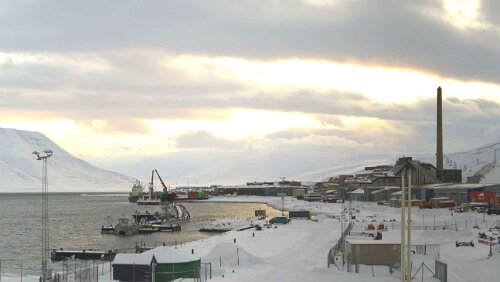 Fjordcruise towards the Esmark Glacier & Barentsburg Die „Billefjord“ liegt zum Auslaufen bereit.