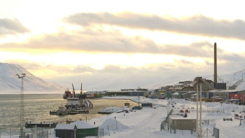 Fjordcruise towards the Esmark Glacier & Barentsburg Die „Billefjord“ liegt zum Auslaufen bereit.