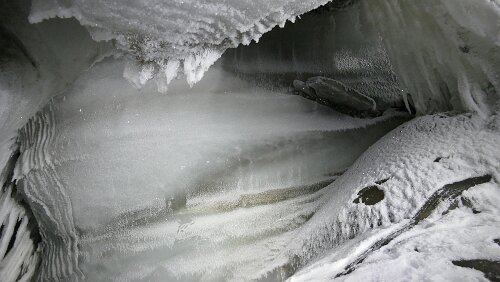Ice cave tour with snowcat In der Eisgrotte.