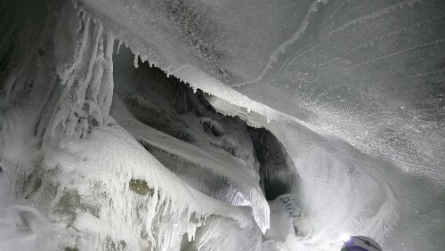 Ice cave tour with snowcat In der Eisgrotte.