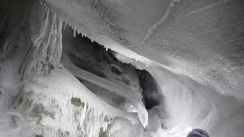 Ice cave tour with snowcat In der Eisgrotte.