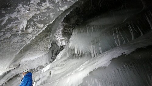 Ice cave tour with snowcat In der Eisgrotte. Unser Guide erzählt wissenswertes.