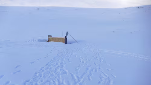 Ice cave tour with snowcat Der Ein- und Ausgang der Eisgrotte.