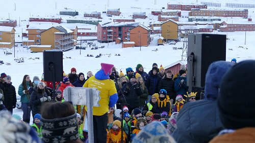 Solas tilbakekomst Warten auf die Sonne.