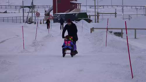 Longyearbyen Mit dem Schlitten abwärts.