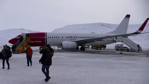 Longyearbyen – Tromsø Der Flieger steht bereit.