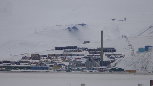 Longyearbyen – Tromsø Rechts oben im Hintergrund das EISCAT.