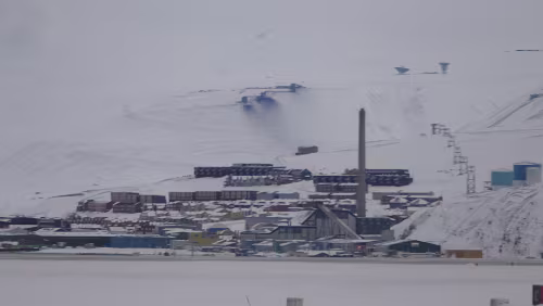 Longyearbyen – Tromsø Rechts oben im Hintergrund das EISCAT.
