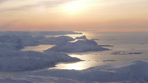 Longyearbyen – Tromsø Güldener Sonnenuntergang.
