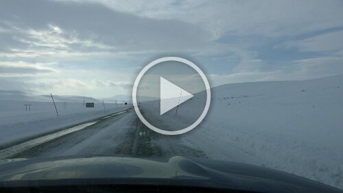 Innhavet – Mosjøen Bei Minute 04:53 überholt mich ein LKW und schwappt mir eine Ladung Matsch auf die Windschutzscheibe.