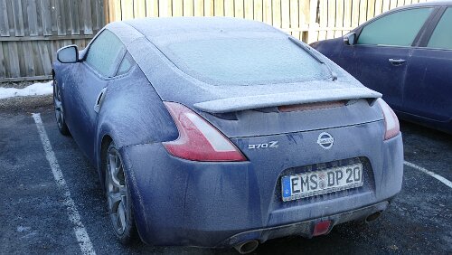 Mosjøen – Trondheim Am „Mosjøen Hotell“, die Karre ist schön gefrostet, es dauert etwas sie aufzutauen.