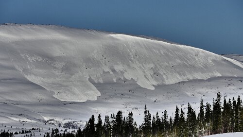 Mosjøen – Trondheim Püh, da sind Lawinen abgegangen.