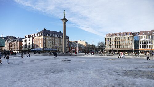 Trondheim Auf dem Torvet, das Denkmal zeigt Olav Tryggvason. Olav I. Tryggvason (* 968; † 9. September 1000 in der Svolder) war ein norwegischer König, der von 995 bis...