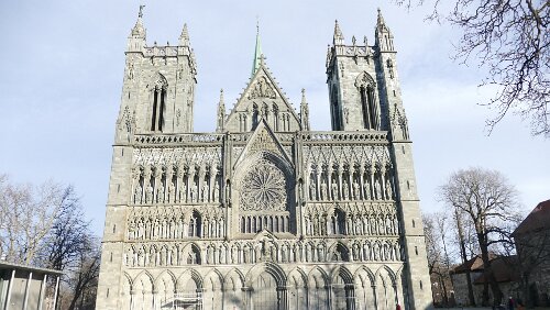 Trondheim Der Nidarosdom in Trondheim (alter Name der Stadt: Nidaros) gehört zu den bedeutendsten Kirchen in Norwegen, er gilt als Nationalheiligtum.