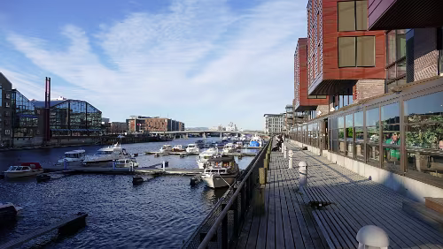 Trondheim Hier stehe ich im Stadtteil Østbyen an der Nidelva. Links die Gebäude stehen schon im Stadtteil Midtbyen.