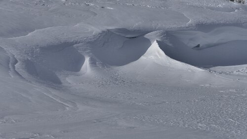 Trondheim – Hamar Der Wind hat den Schnee geformt.