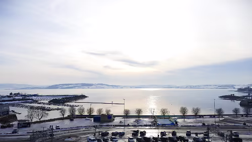 Trondheim – Hamar Blick aus dem „First Hotel Victoria“ auf den Mjøsa. Unten verlaufen die Gleise, linker Hand liegt der Bahnhof.