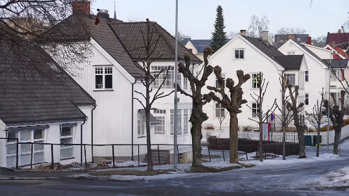 Trondheim – Hamar Typischer Baustil in Norwegen.