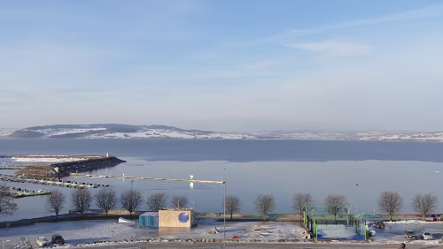 Hamar – Malmö Blick aus dem „First Hotel Victoria“ auf den Mjøsa. Unten verlaufen die Gleise, linker Hand liegt der Bahnhof.