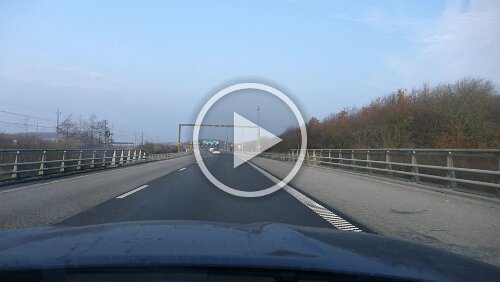 Malmö – Rødby – – Puttgarden – Hahnstätten Überfahrt über die Öresundbrücke. Übrigens „Stoppat fordon“ bedeutet: „Gestopptes Fahrzeug“. Und das war korrekt, da stand ein Fahrzeug auf der Brücke.