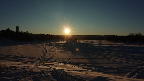 Östersund – Vuollerim In Sorsele. Der Nedre Gautsträsket ist zugefroren.