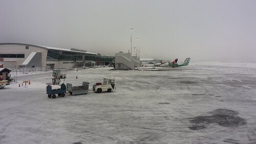 Tromsø – – – Longyearbyen Immerhin, alle Passagiere sind im Flieger, Pushback, aber die Enteisung wartet noch.