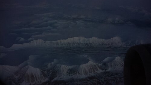 Tromsø – – – Longyearbyen Die ersten Ausläufer von Svalbard.