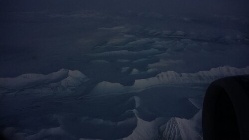 Tromsø – – – Longyearbyen Die ersten Ausläufer von Svalbard.