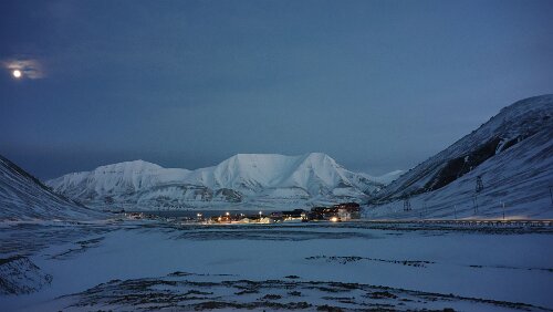 Longyearbyen Auf dem Vei 106, Blick auf das Zentrum von Longyearbyen, Nybyen liegt hinter mir.