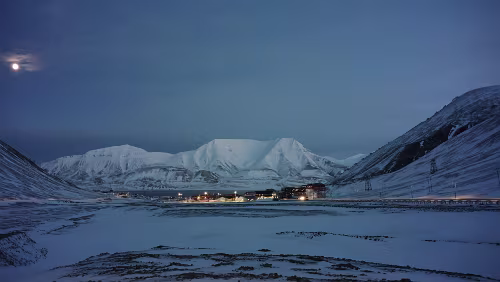 Longyearbyen Auf dem Vei 106, Blick auf das Zentrum von Longyearbyen, Nybyen liegt hinter mir.