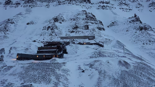 Longyearbyen Auf dem Vei 106, „Nye gruve 2“ („Julenissegruve“).