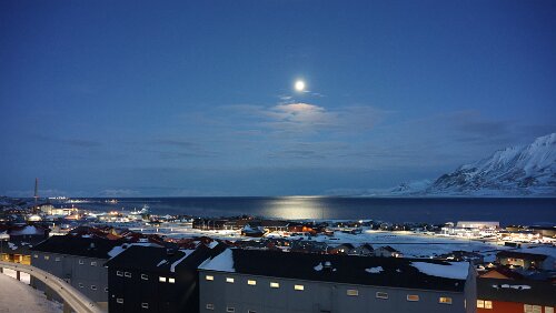 Longyearbyen Blick vom Aussichtspunkt am Wasserturm auf Longyearbyen. Links im Hintergrund der Flughafen.
