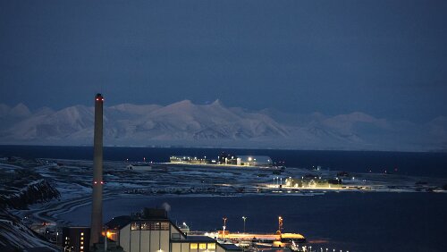 Longyearbyen Der Flughafen in der Mitte hinten.