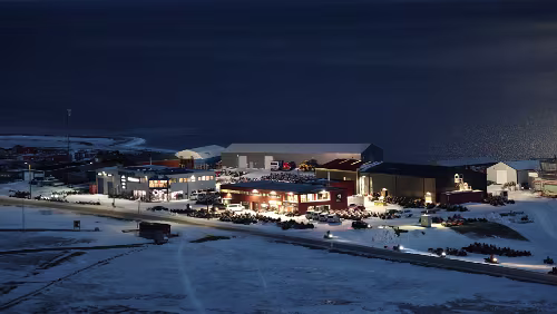 Longyearbyen Von hier aus starten die meisten Exkursionen mit dem Schneescooter.