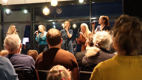 Longyearbyen „Pitsj“ in der Galleri Nordover , hier zusammen mit thea wang, zweite von links.