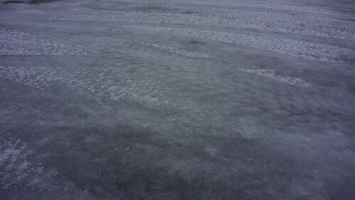 Tromsø – Skarberget – – Bognes – Bodø Das blanke Eis, auf einem Parkplatz.