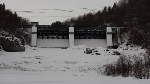 Tromsø – Skarberget – – Bognes – Bodø Der Staudamm am Bardufossen.